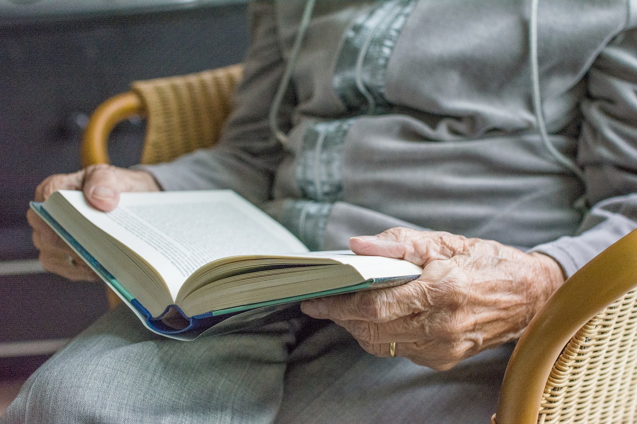 A Lifetime of Knowledge Can Benefit Memory in Old Age